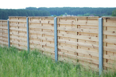 Строим деревянные заборы и ворота.