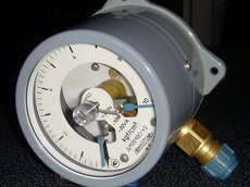 манометри, терморегулятори, реєструючі прилади, датчики-реле