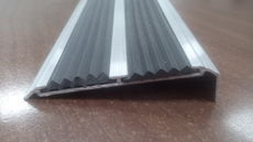 Противоскользящая накладка на ступени двойная угловая