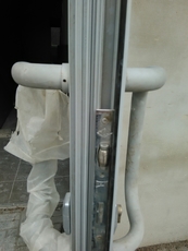 Регулировка и замена и продажа фурнитуры в алюминиевых дверя