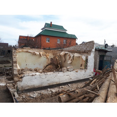 Демонтаж вручную старых частных домов и хозпостроек