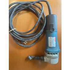 Продам бу электрические вырубные ножницы по металлу Makita M